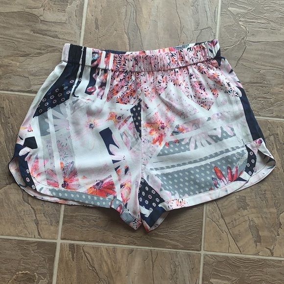 French Connection Floral Pull On Shorts - Picture 5 of 11